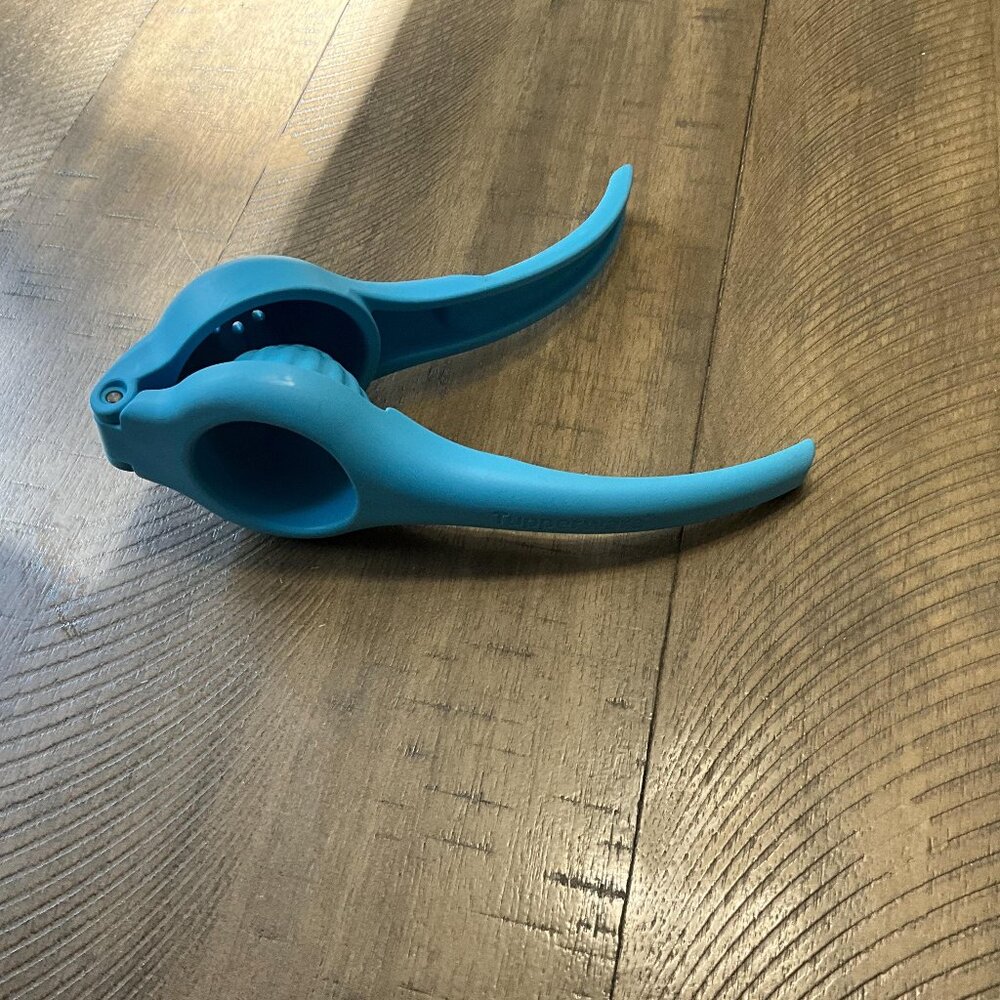 Tupperware Ergonomic Lemon Lime Squeezer Citrus Press Blue   Barware